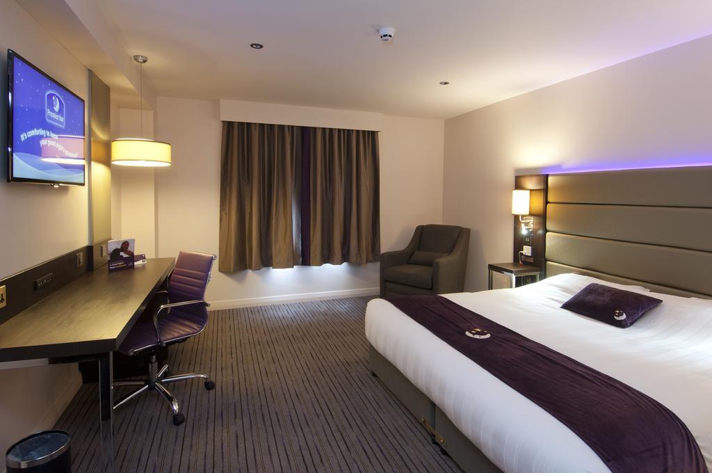 Premier Inn London Elstree / ボーハムウッド エクステリア 写真