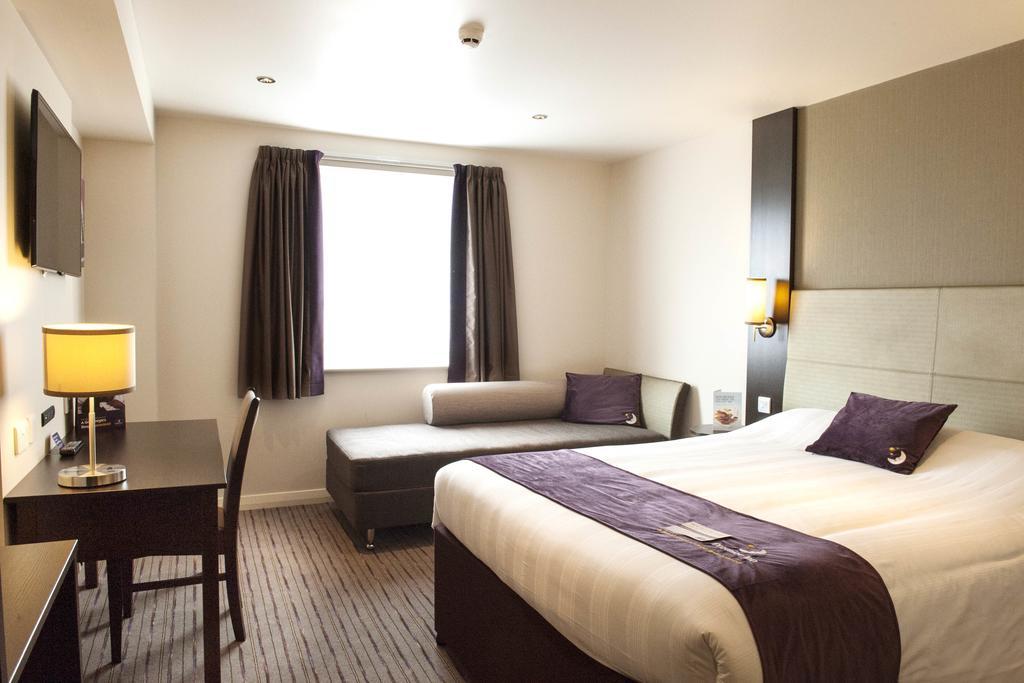 Premier Inn London Elstree / ボーハムウッド エクステリア 写真