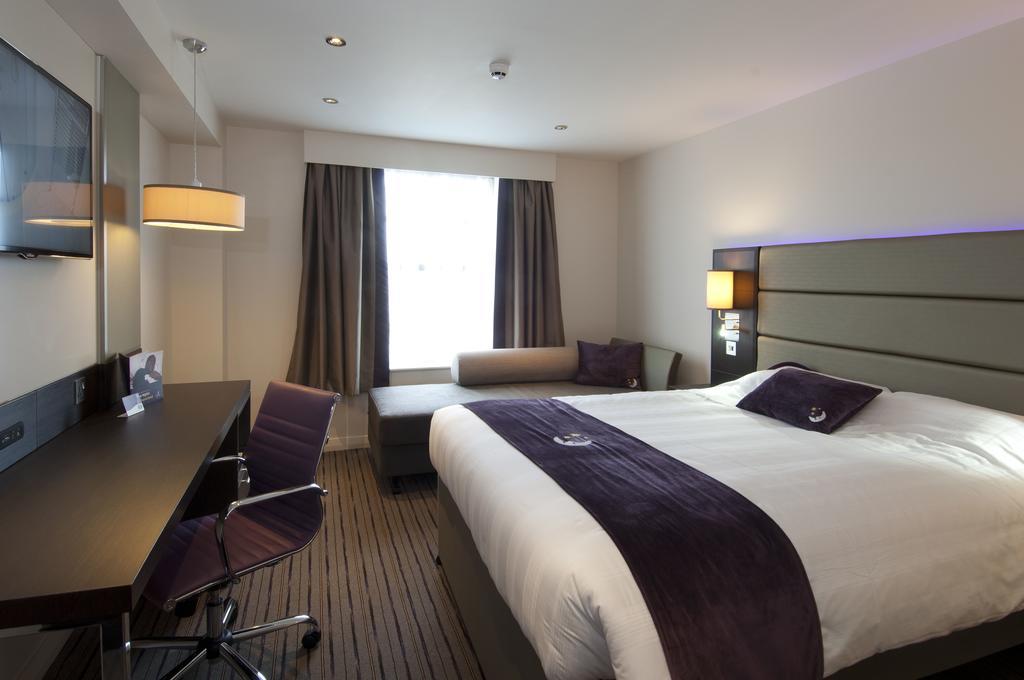 Premier Inn London Elstree / ボーハムウッド エクステリア 写真