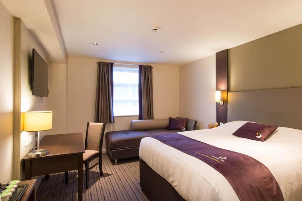 Premier Inn London Elstree / ボーハムウッド エクステリア 写真