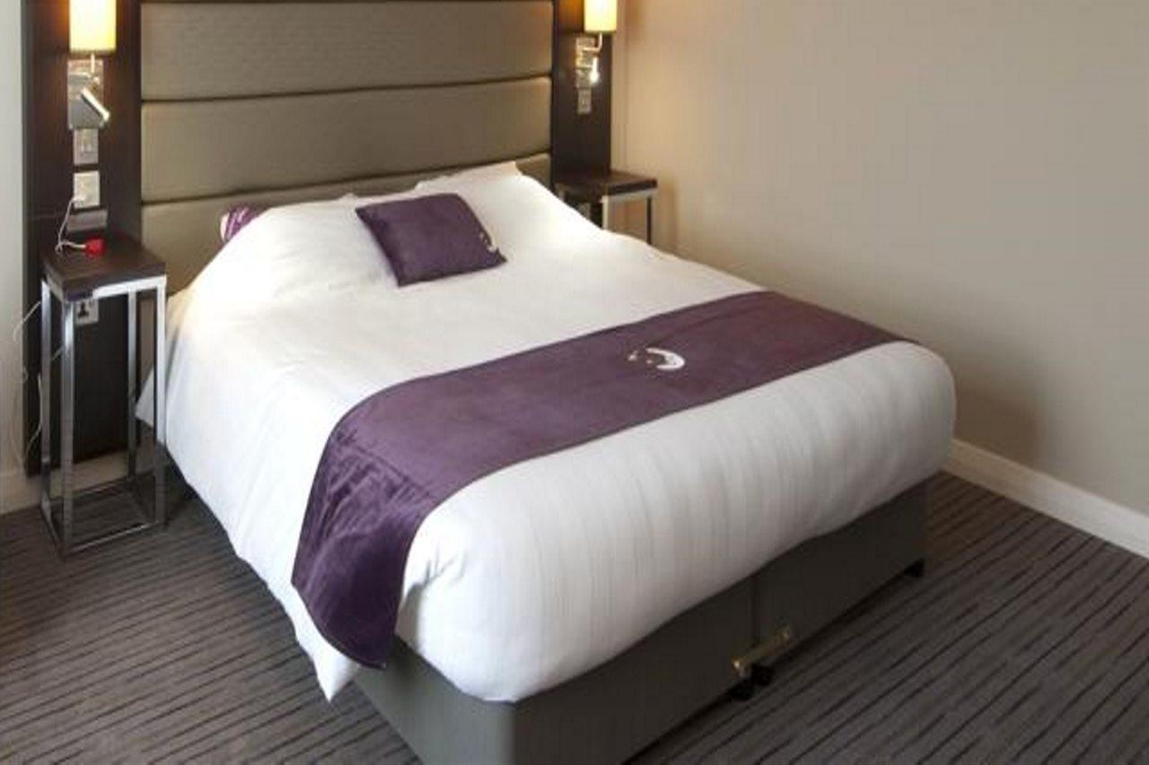 Premier Inn London Elstree / ボーハムウッド エクステリア 写真