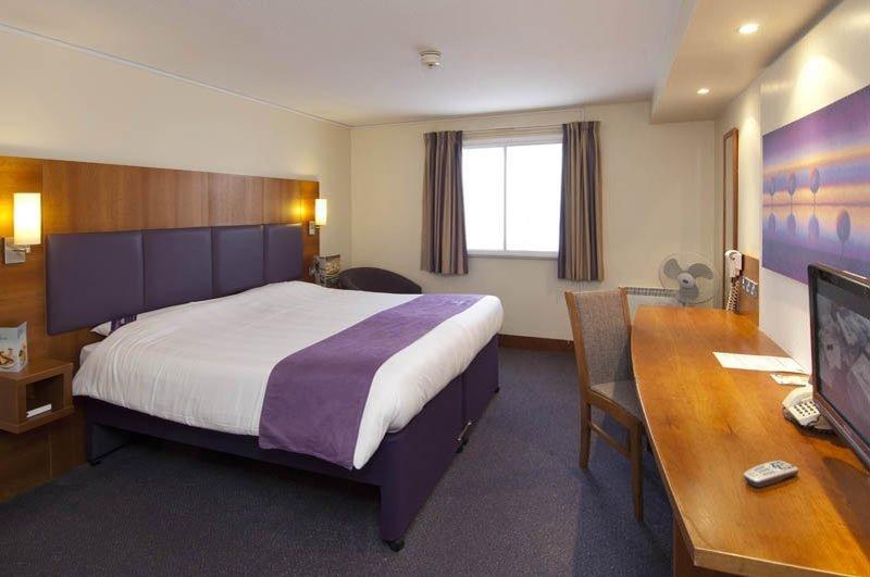 Premier Inn London Elstree / ボーハムウッド エクステリア 写真