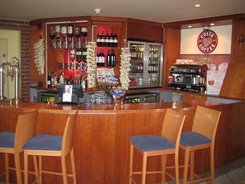 Premier Inn London Elstree / ボーハムウッド エクステリア 写真